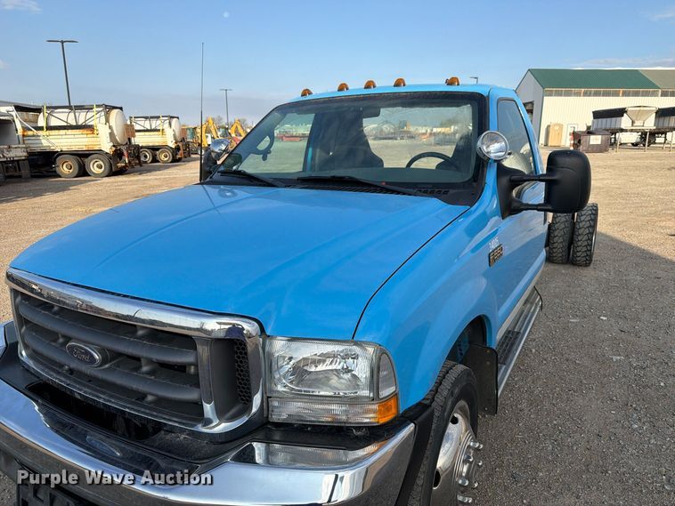 image for item FP3233 2002 Ford F550 Super Duty truck cab and chassis