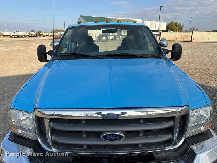 image for item FP3233 2002 Ford F550 Super Duty truck cab and chassis