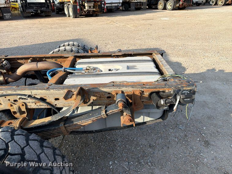 image for item FP3233 2002 Ford F550 Super Duty truck cab and chassis