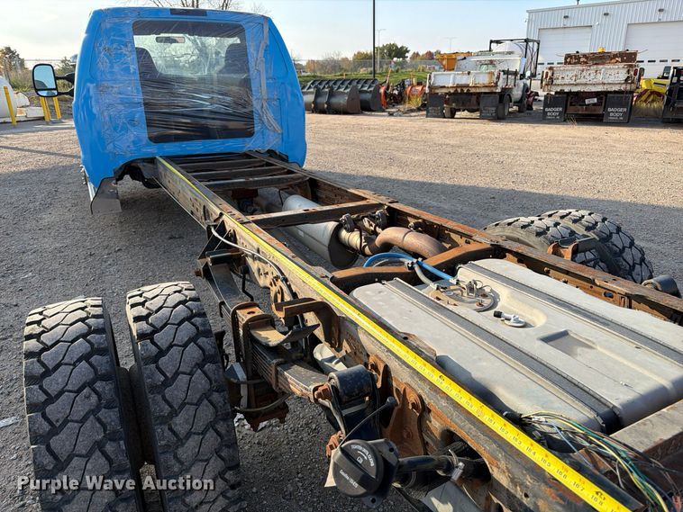 image for item FP3233 2002 Ford F550 Super Duty truck cab and chassis