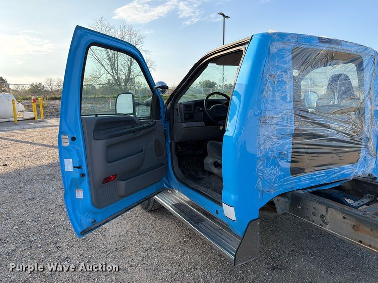 image for item FP3233 2002 Ford F550 Super Duty truck cab and chassis