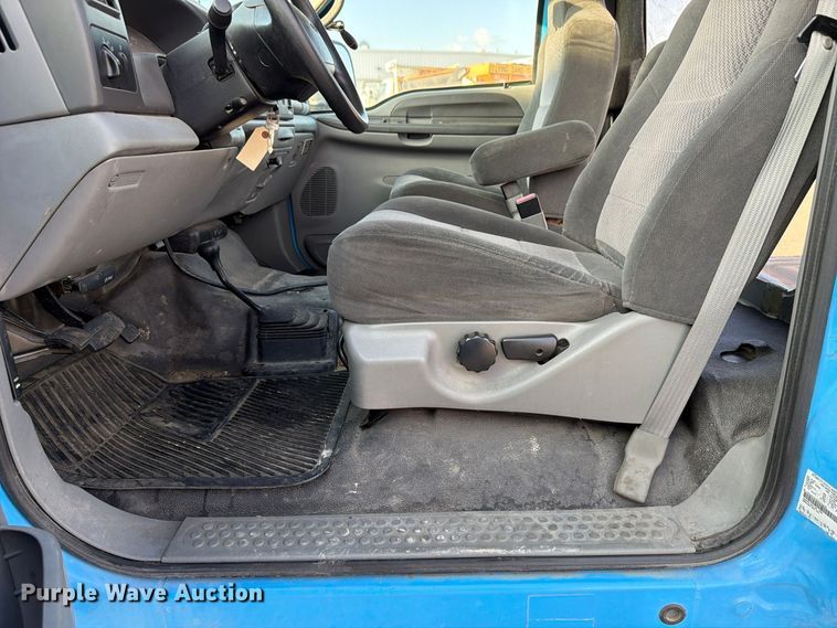 image for item FP3233 2002 Ford F550 Super Duty truck cab and chassis