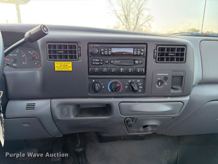 image for item FP3233 2002 Ford F550 Super Duty truck cab and chassis