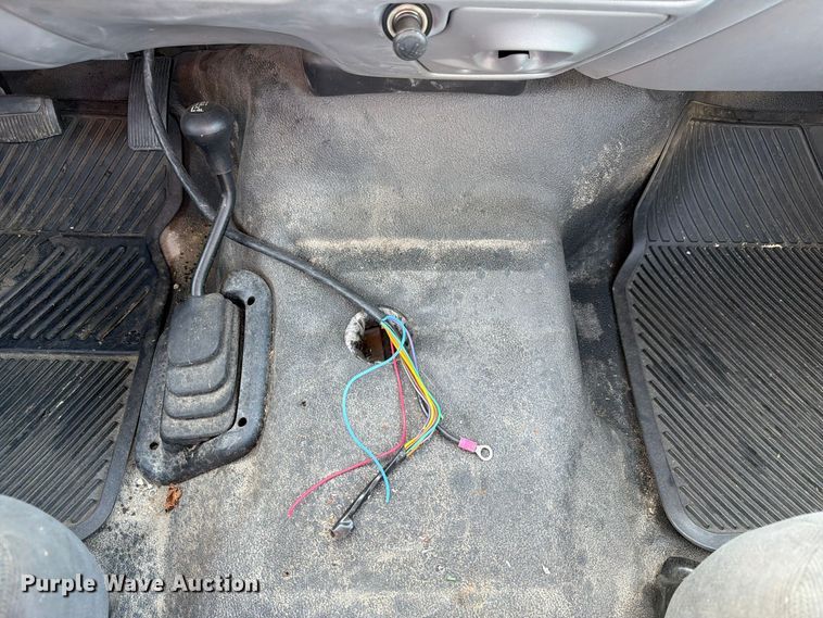 image for item FP3233 2002 Ford F550 Super Duty truck cab and chassis