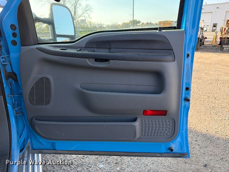 image for item FP3233 2002 Ford F550 Super Duty truck cab and chassis