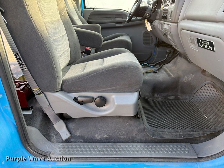 image for item FP3233 2002 Ford F550 Super Duty truck cab and chassis