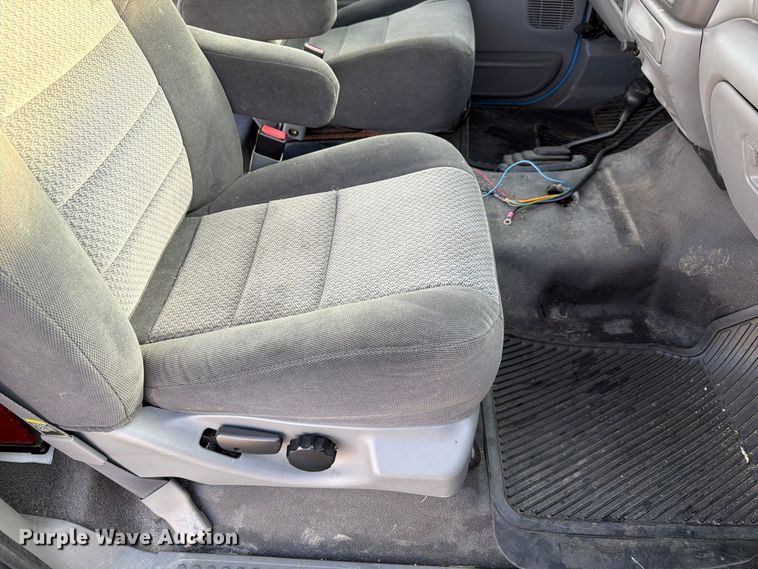 image for item FP3233 2002 Ford F550 Super Duty truck cab and chassis