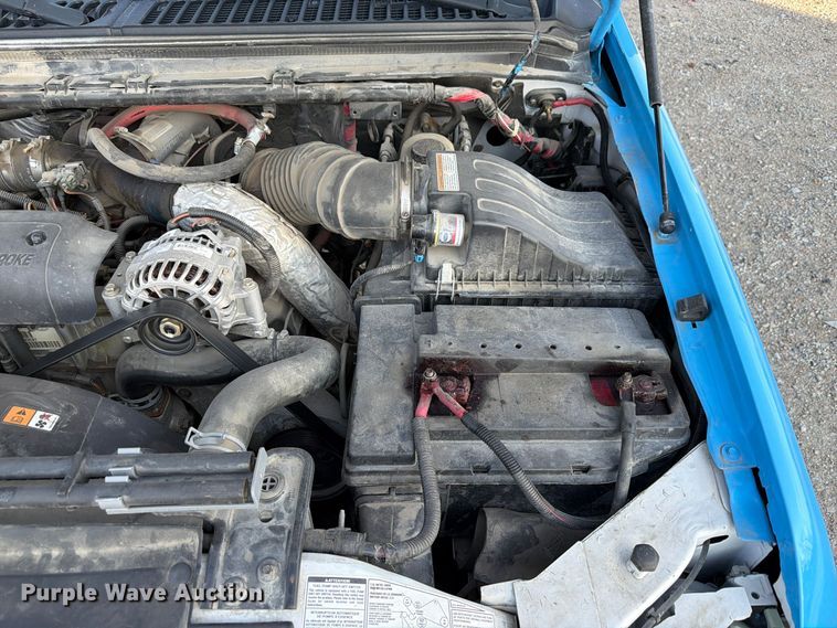 image for item FP3233 2002 Ford F550 Super Duty truck cab and chassis
