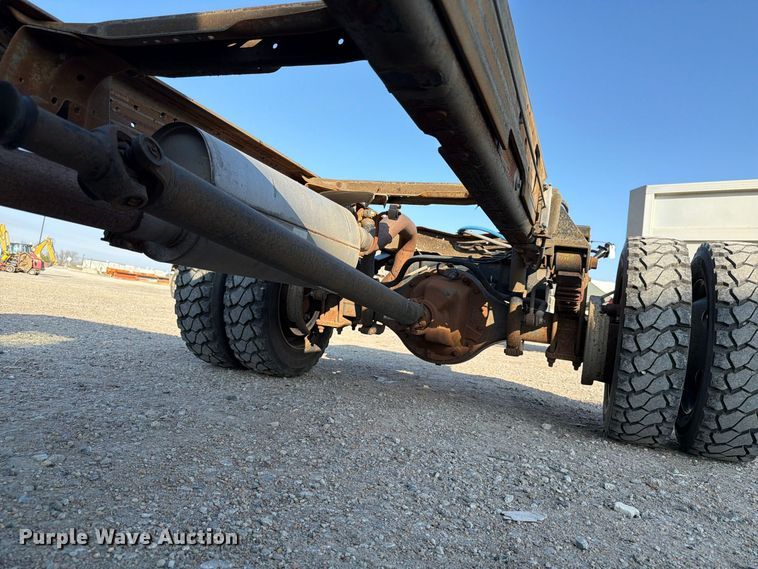 image for item FP3233 2002 Ford F550 Super Duty truck cab and chassis