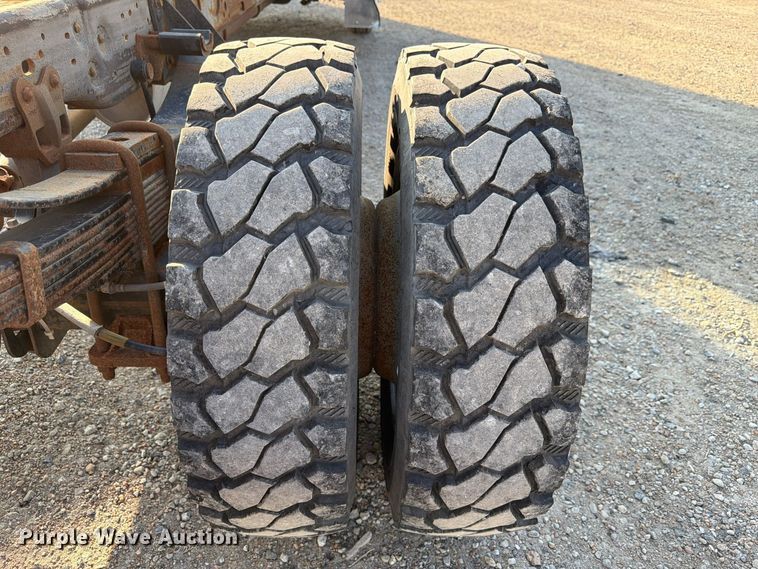 image for item FP3233 2002 Ford F550 Super Duty truck cab and chassis