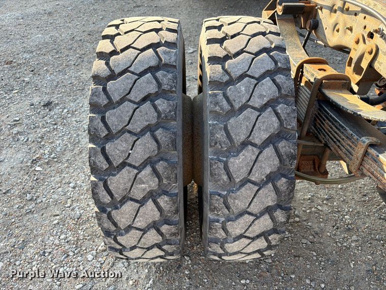 image for item FP3233 2002 Ford F550 Super Duty truck cab and chassis