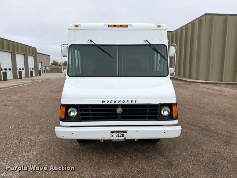 image for item FT6996 2003 Workhorse P42 delivery truck