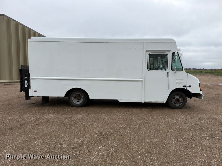 image for item FT6996 2003 Workhorse P42 delivery truck