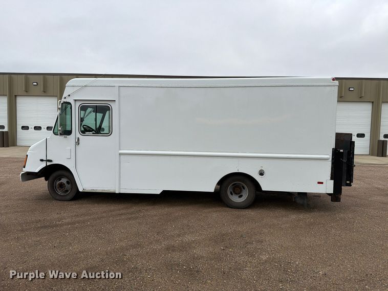 image for item FT6996 2003 Workhorse P42 delivery truck
