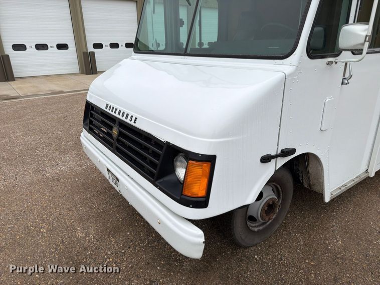 image for item FT6996 2003 Workhorse P42 delivery truck