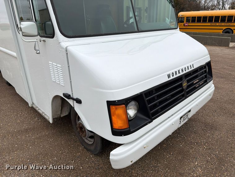 image for item FT6996 2003 Workhorse P42 delivery truck