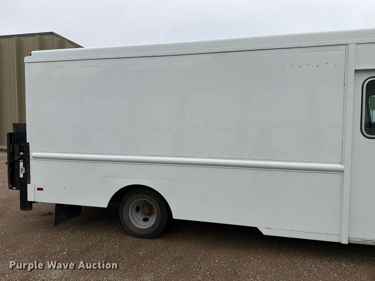 image for item FT6996 2003 Workhorse P42 delivery truck