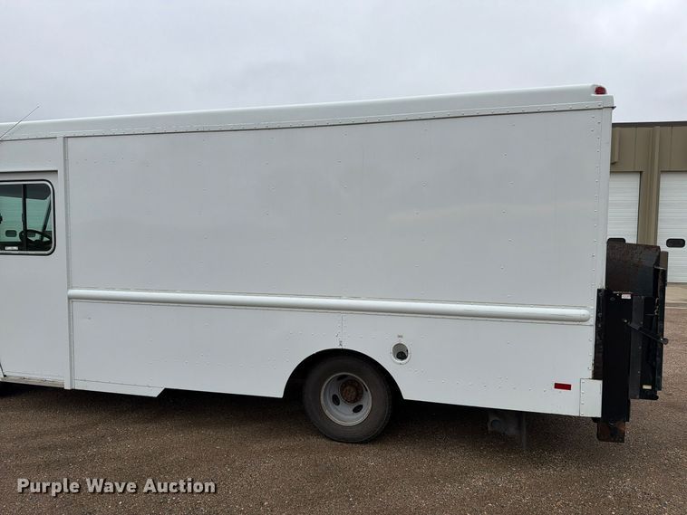 image for item FT6996 2003 Workhorse P42 delivery truck