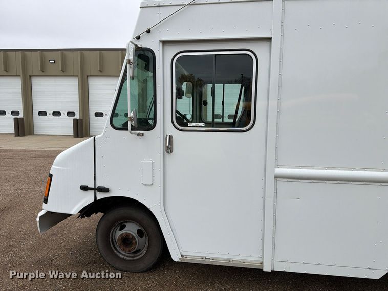 image for item FT6996 2003 Workhorse P42 delivery truck