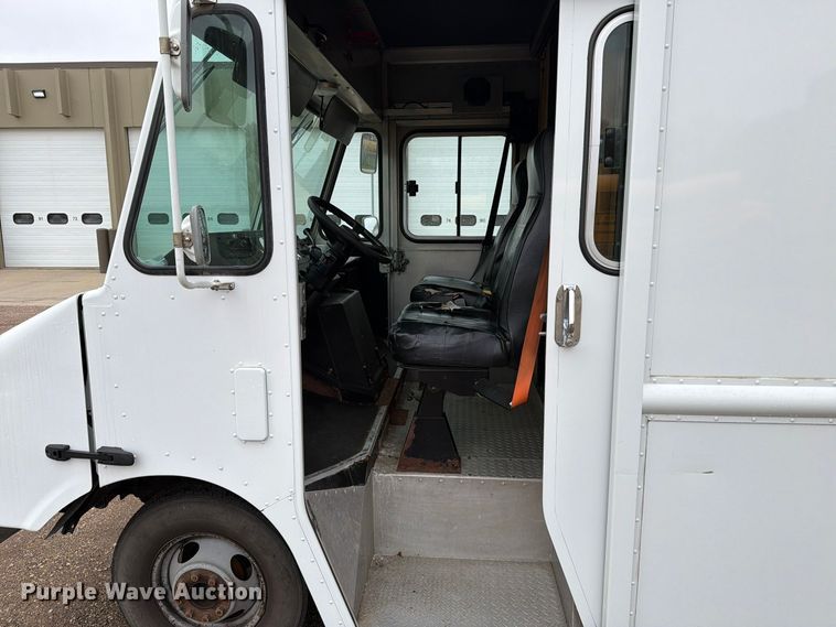 image for item FT6996 2003 Workhorse P42 delivery truck