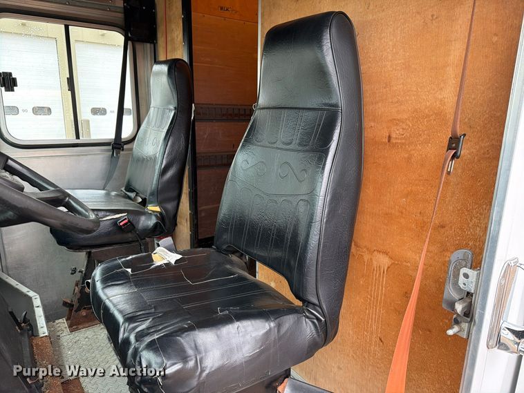 image for item FT6996 2003 Workhorse P42 delivery truck