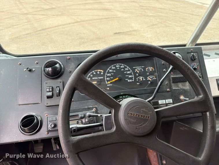 image for item FT6996 2003 Workhorse P42 delivery truck