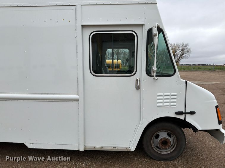 image for item FT6996 2003 Workhorse P42 delivery truck