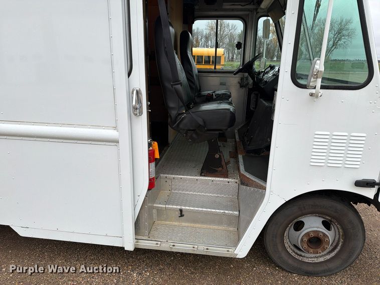 image for item FT6996 2003 Workhorse P42 delivery truck