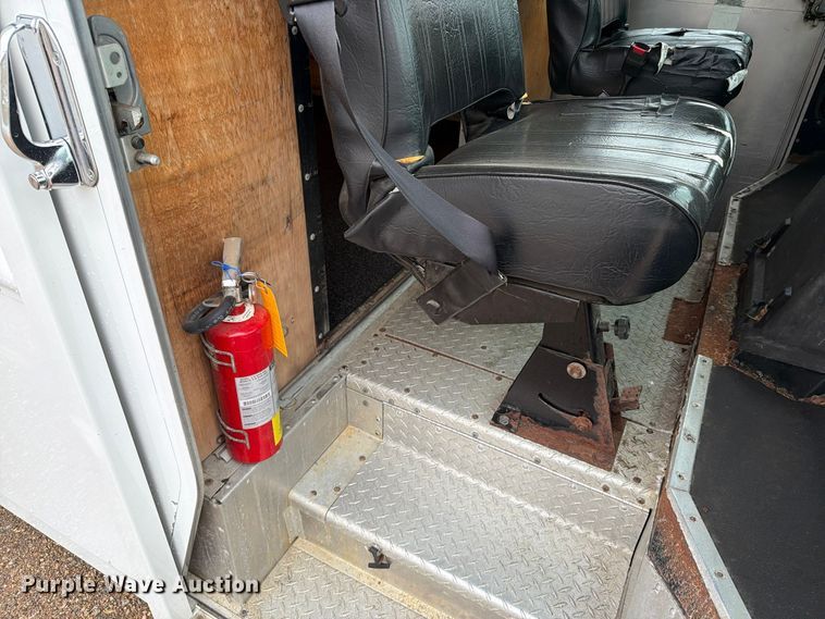 image for item FT6996 2003 Workhorse P42 delivery truck