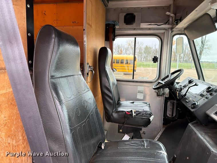 image for item FT6996 2003 Workhorse P42 delivery truck