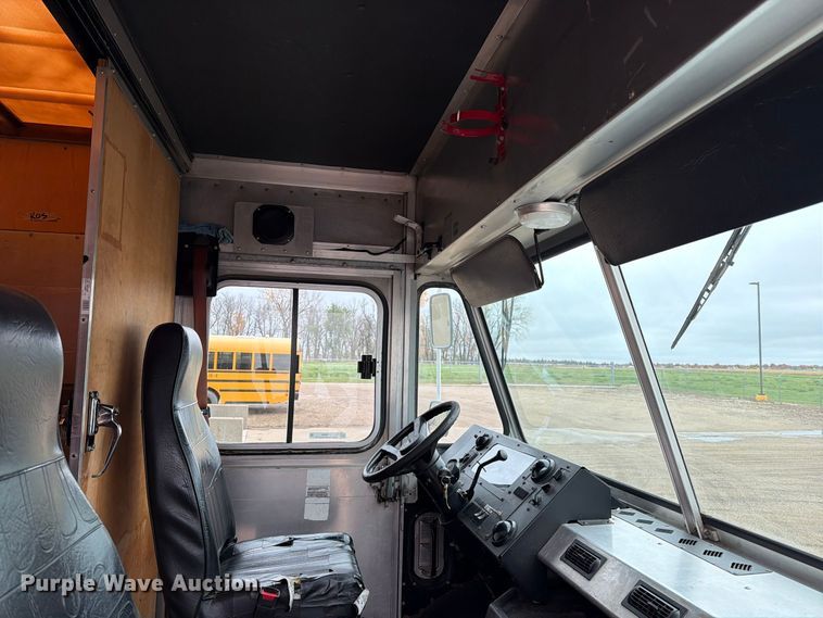 image for item FT6996 2003 Workhorse P42 delivery truck