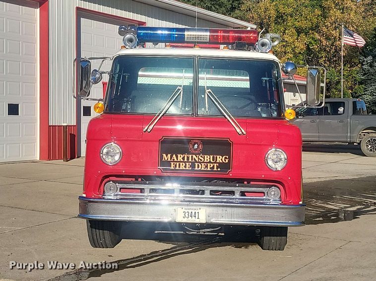 image for item IU9939 1989 Ford 8000 pumper fire truck