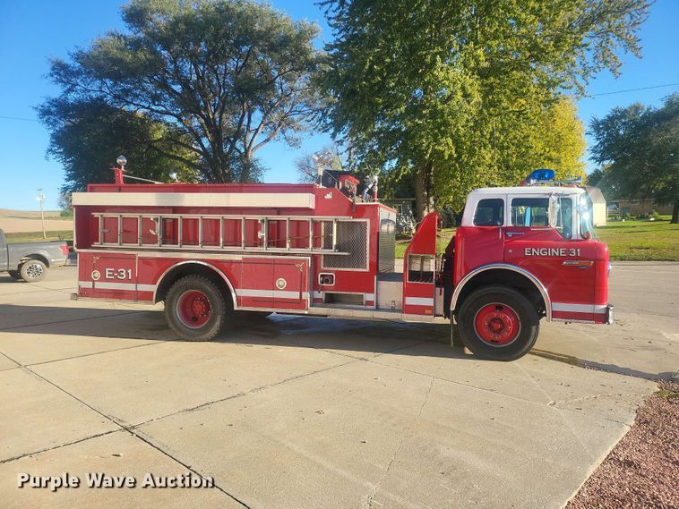 image for item IU9939 1989 Ford 8000 pumper fire truck