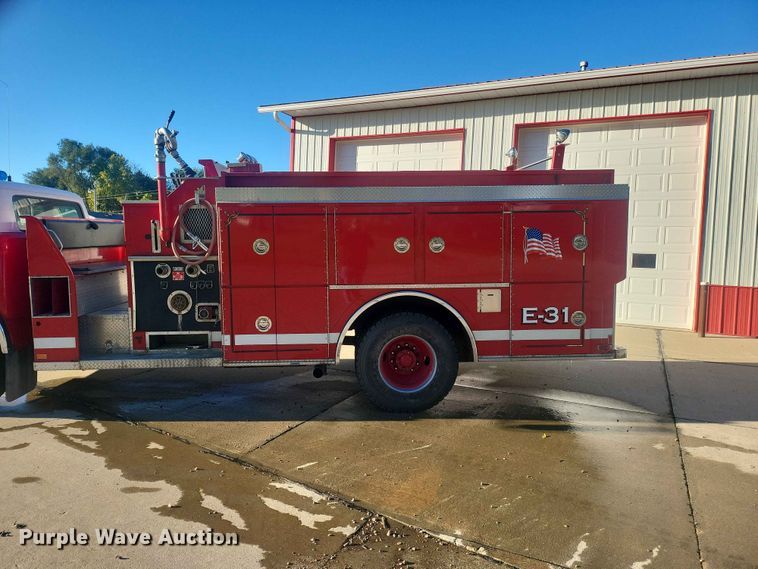 image for item IU9939 1989 Ford 8000 pumper fire truck