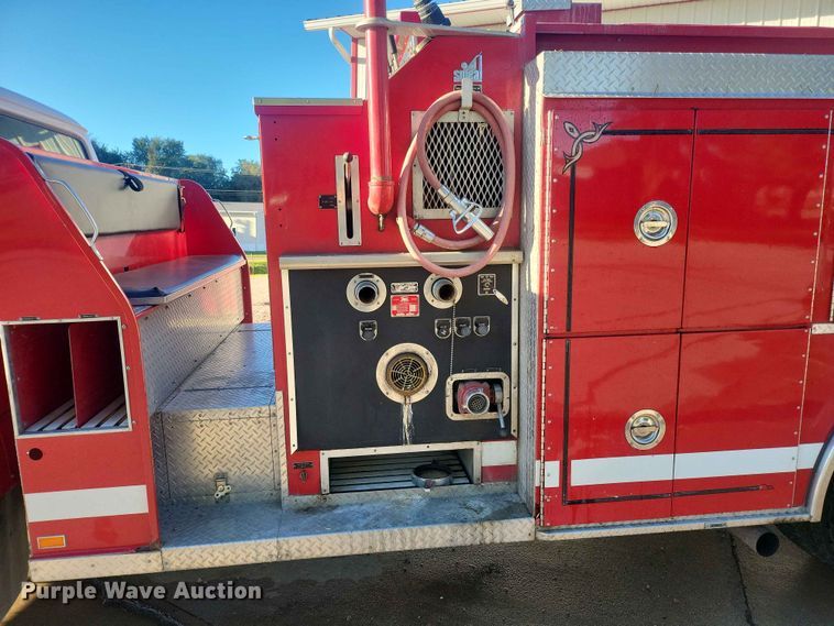 image for item IU9939 1989 Ford 8000 pumper fire truck