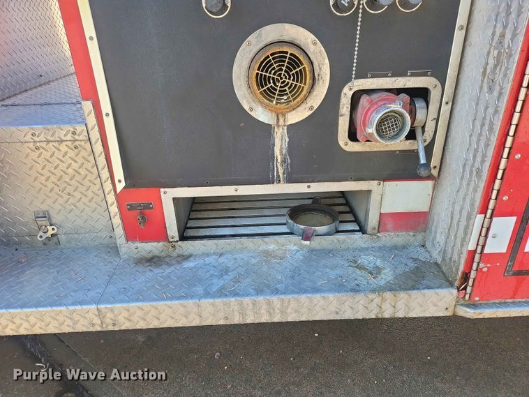 image for item IU9939 1989 Ford 8000 pumper fire truck