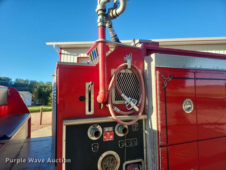 image for item IU9939 1989 Ford 8000 pumper fire truck