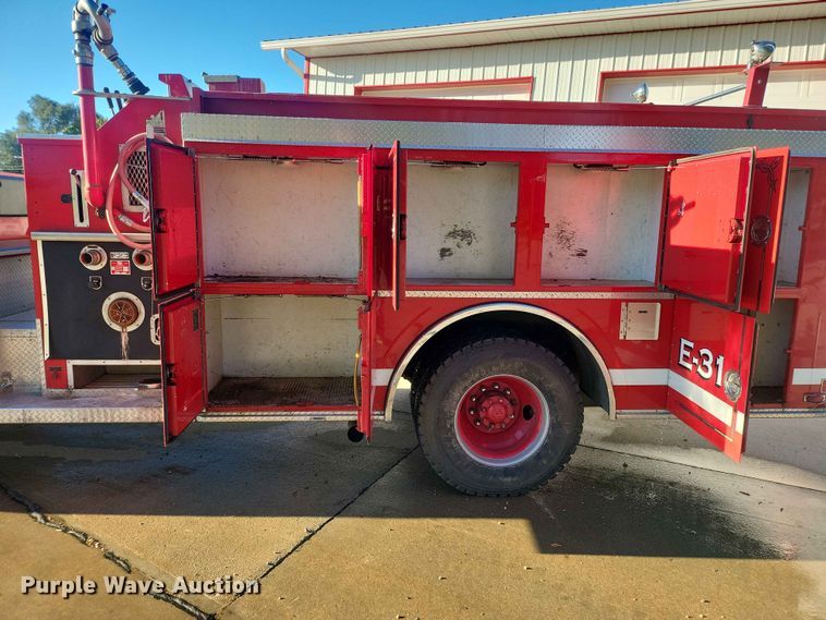 image for item IU9939 1989 Ford 8000 pumper fire truck