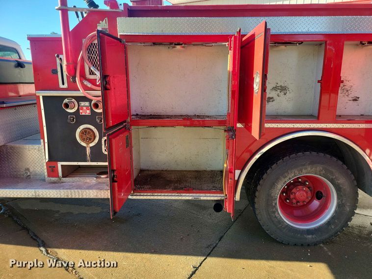 image for item IU9939 1989 Ford 8000 pumper fire truck
