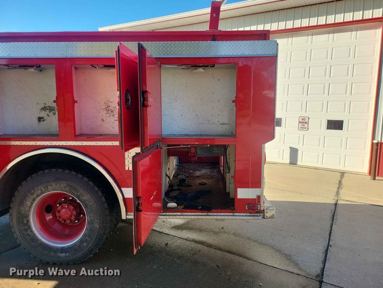 image for item IU9939 1989 Ford 8000 pumper fire truck