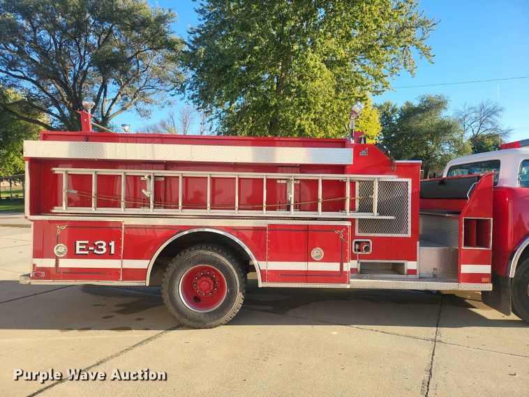 image for item IU9939 1989 Ford 8000 pumper fire truck