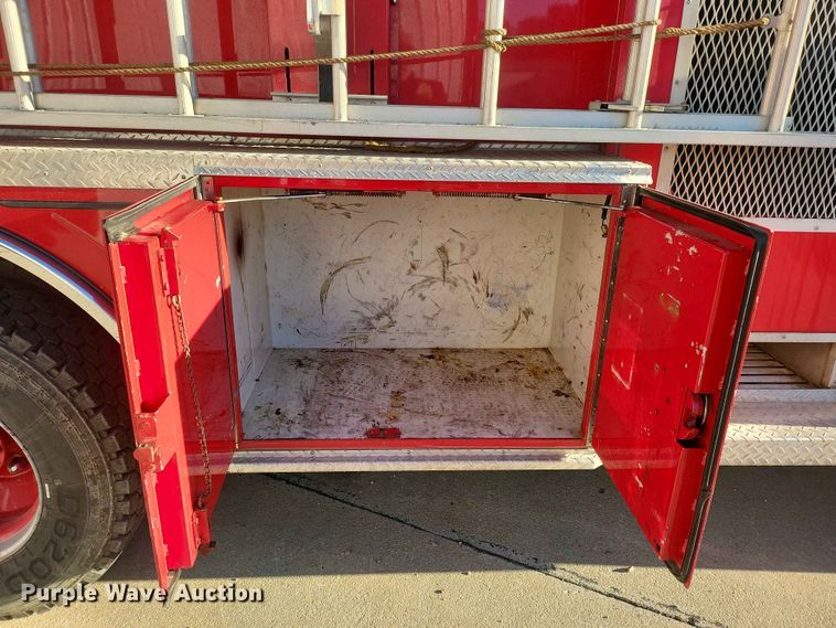 image for item IU9939 1989 Ford 8000 pumper fire truck