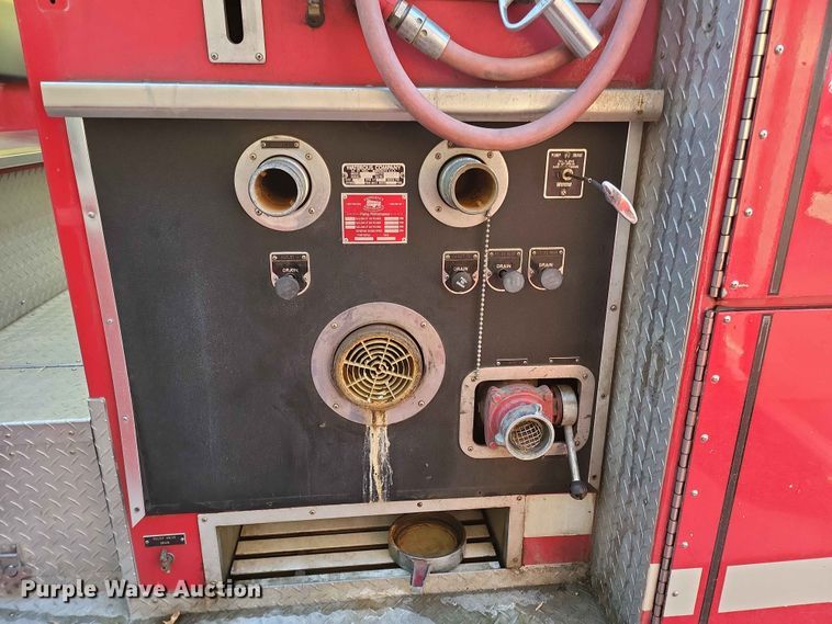 image for item IU9939 1989 Ford 8000 pumper fire truck