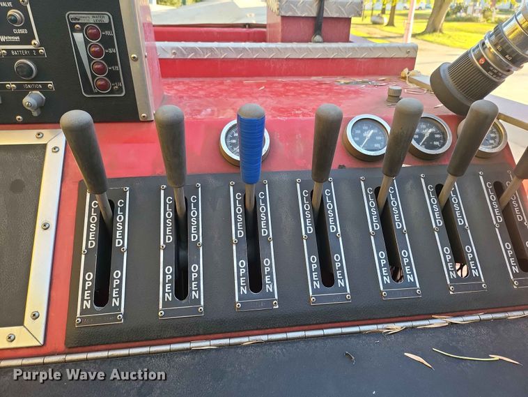 image for item IU9939 1989 Ford 8000 pumper fire truck