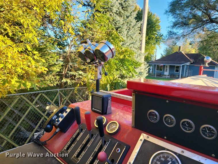image for item IU9939 1989 Ford 8000 pumper fire truck