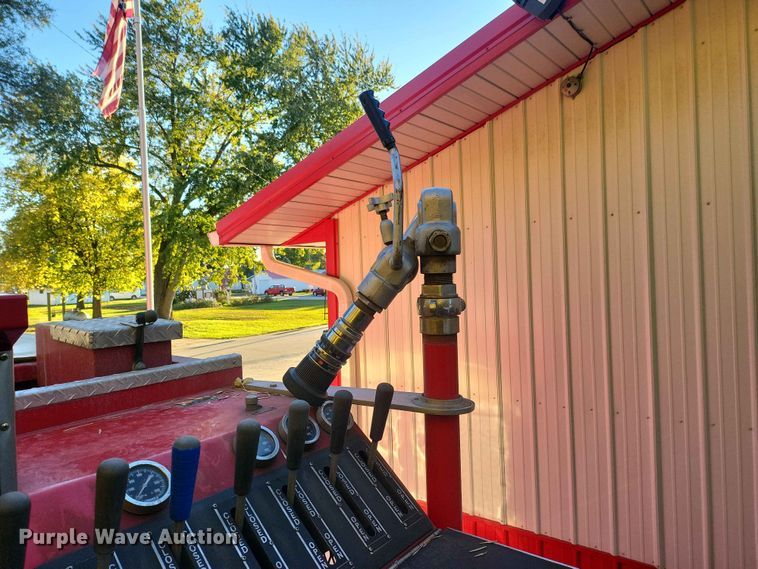 image for item IU9939 1989 Ford 8000 pumper fire truck