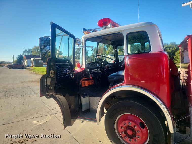 image for item IU9939 1989 Ford 8000 pumper fire truck