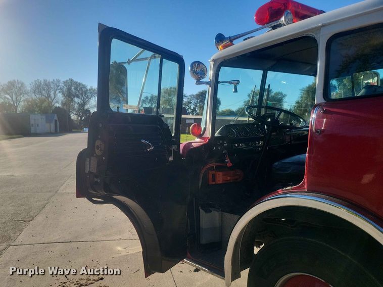 image for item IU9939 1989 Ford 8000 pumper fire truck
