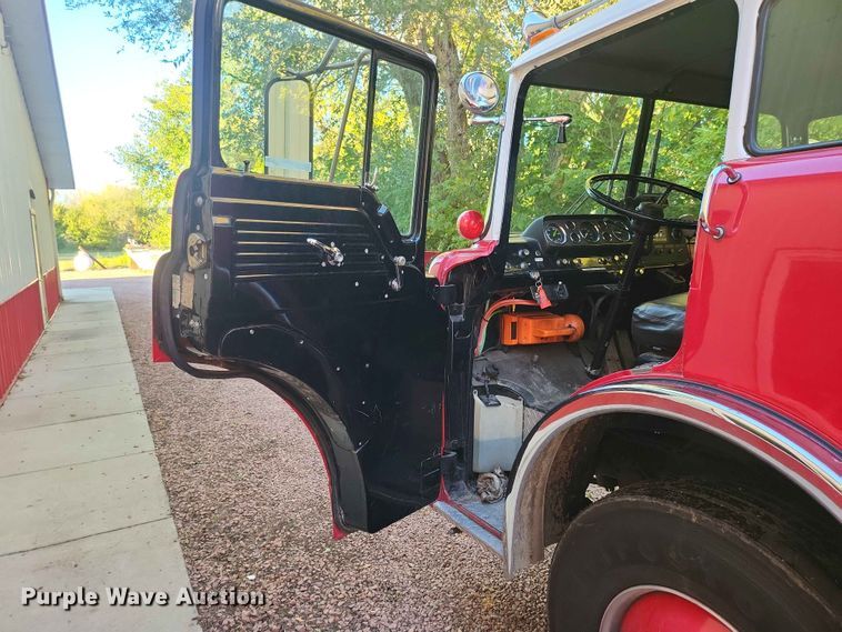 image for item IU9939 1989 Ford 8000 pumper fire truck