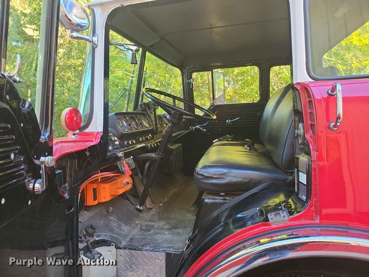 image for item IU9939 1989 Ford 8000 pumper fire truck